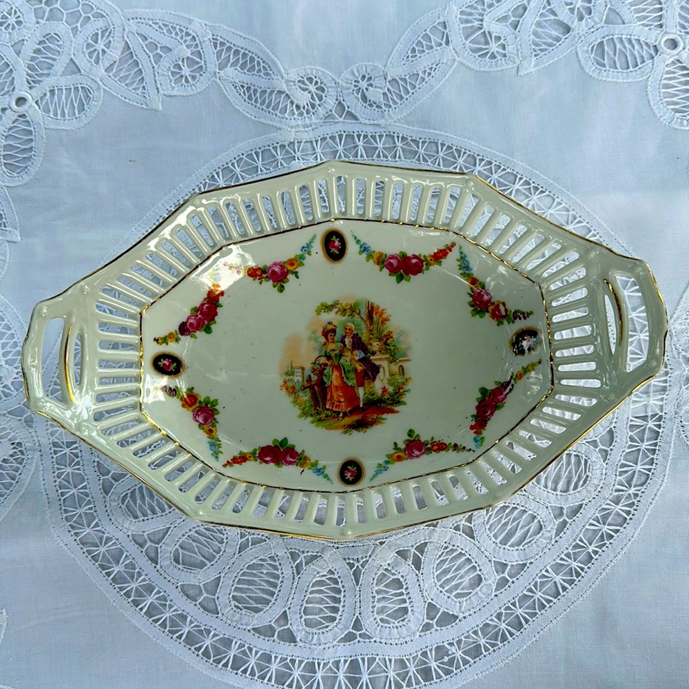 VTG dish. Use it for jewelry, or add it your collection of VTG finds!